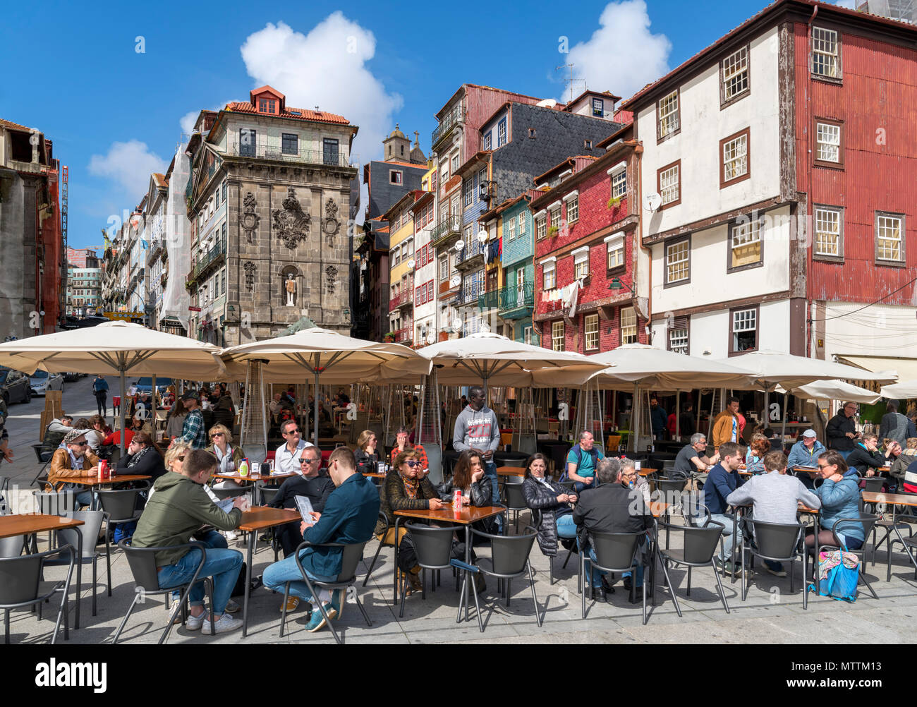 Bar e caffè sulla piazza di Ribeira ( PraÃ§a da Ribeira ), Porto, Portogallo Foto Stock