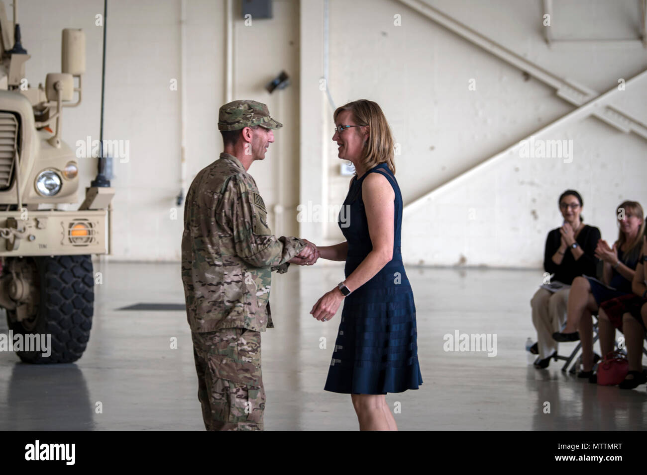 Il Mag. Gen. Scott Zobrist, sinistra, 9 Air Force commander, monete JoAnn valenzana, moglie del Col. Jeffrey valenzana, in uscita 93d'aria le operazioni a terra ala (AGOW) commander, durante un cambio del comando cerimonia, Maggio 23, 2018 a Moody Air Force Base, Ga. Dopo la cessione del comando, Valenzana assumeranno il compito di assistente esecutivo del North American Aerospace Defense Command US Northern Command comandante alla Peterson Air Force Base, Colo. (U.S. Air Force foto di Airman 1. Classe Eugene Oliver) Foto Stock