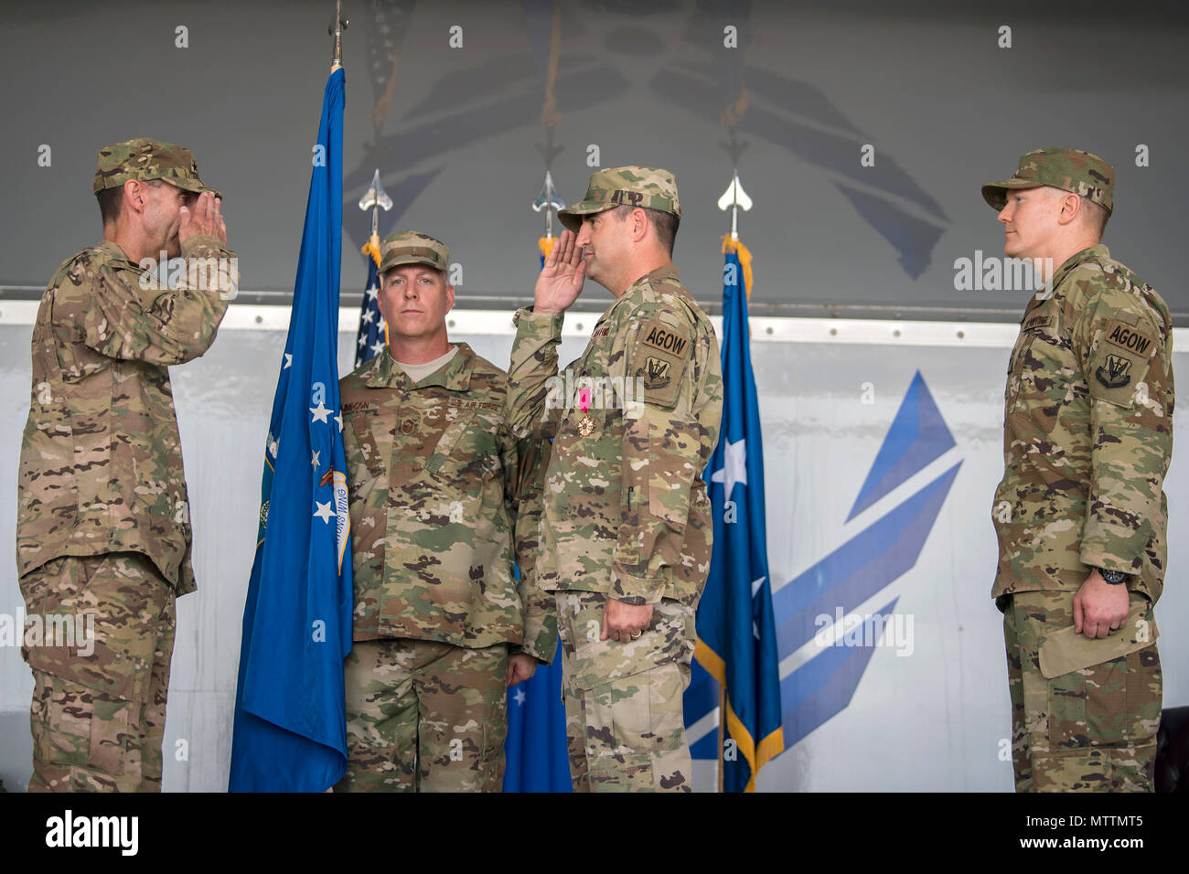 Col. Paolo Betulla, diritto, in arrivo 93d'aria le operazioni a terra ala (AGOW) commander, esegue il rendering di un saluto per il Mag. Gen. Scott Zobrist, 9 Air Force commander, durante un cambio del comando cerimonia, Maggio 23, 2018 a Moody Air Force Base, Ga. Questo evento segna l inizio di un nuovo regime come la betulla diventa il settimo comandante del 93d AGOW. (U.S. Air Force foto di Airman 1. Classe Eugene Oliver) Foto Stock