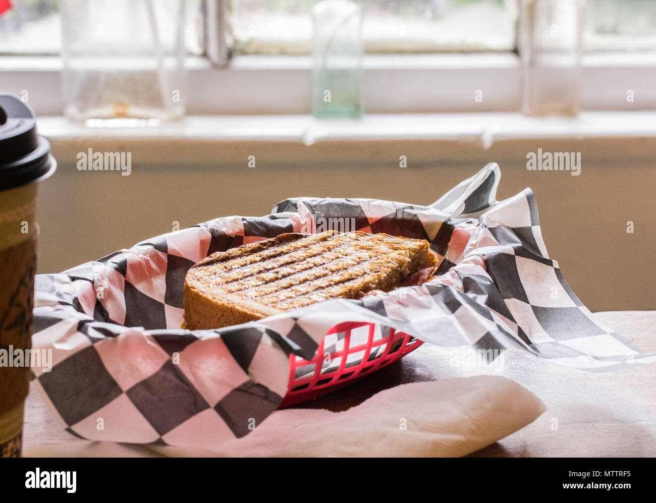 Scene di strada. Viaggi e mangiare lungo la costa orientale dell'Oceano Atlantico a Southport North Carolina. Barche rock delicatamente in porto Foto Stock