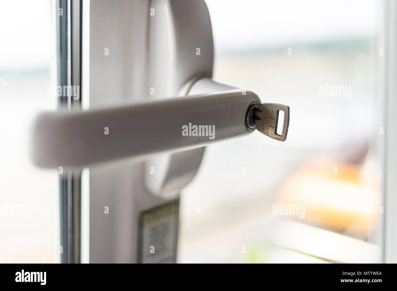 Finestra bloccabile con maniglia e chiave Foto Stock