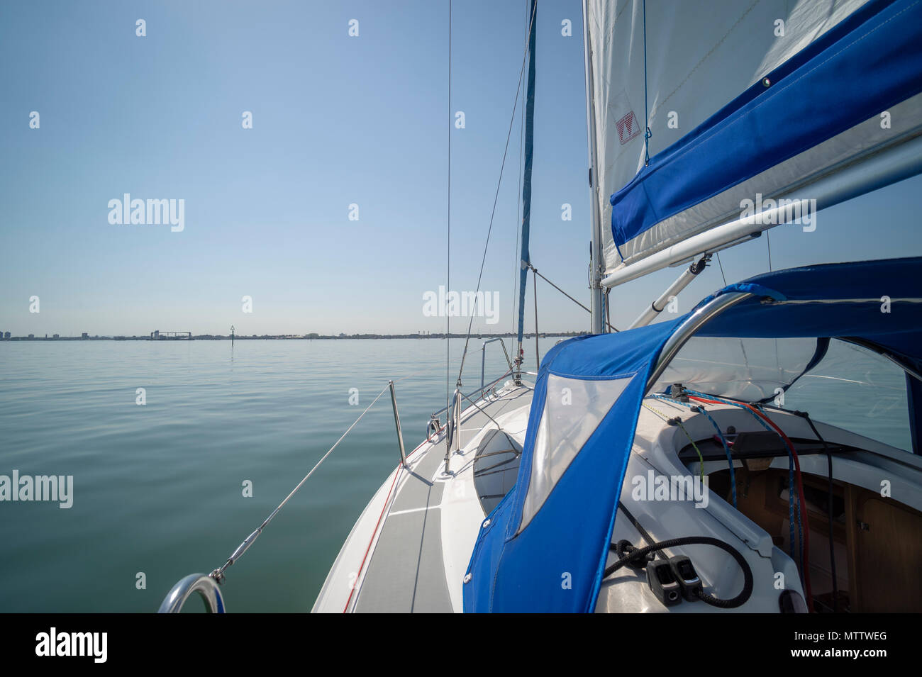 Yacht a vela, a bordo su un giorno di vongole con cielo blu Foto Stock