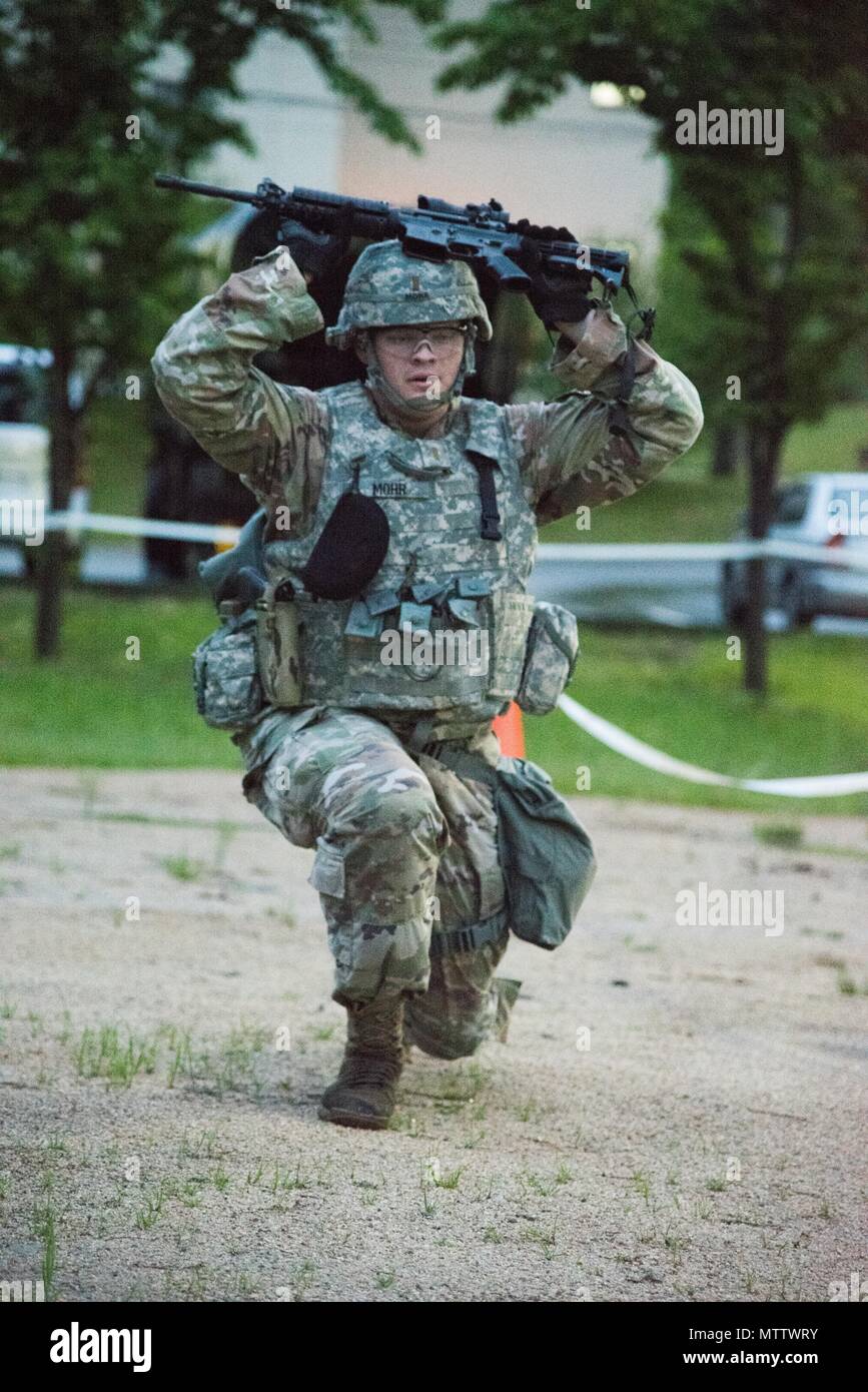 2 Lt. William Mohr, un nativo di San Pietroburgo, WV, assegnato al primo segnale brigata, esegue balzi in avanti alla forma fisica sfida durante l Ottava Armata 2018 miglior guerriero Competition, tenutosi a Camp Casey, Repubblica di Corea, 17 maggio, 17 maggio 2018. L'Ottava Armata BWC è tenuto a riconoscere e a selezionare i più qualificati junior arruolato e non ufficiale incaricato di rappresentare Ottava Armata presso l'U.S. Pacifico esercito guerriero migliore concorrenza a Schofield Barracks, HI, in giugno. Il concorso si riconoscono anche i più performanti officer, warrant officer e il coreano aumento per gli Stati Uniti Esercito Foto Stock