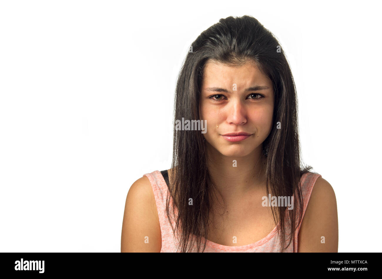 Bruna ragazza adolescente gridando con tristezza l'espressione Foto Stock