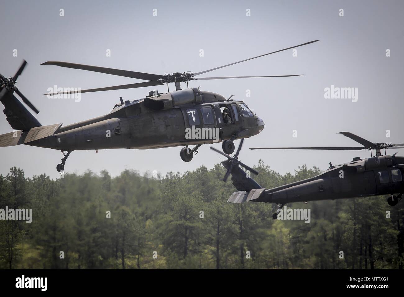 New Jersey esercito nazionale Guard UH-60L Black Hawk elicotteri da il primo elicottero d'assalto battaglione, 150° Reggimento aviazione sollevare per un volo a base comuneGuire-Dix Mc-Lakehurst, N.J. Il 15 maggio 2018, 15 maggio 2018. (U.S. Air National Guard foto di Master Sgt. Matt Hecht). () Foto Stock