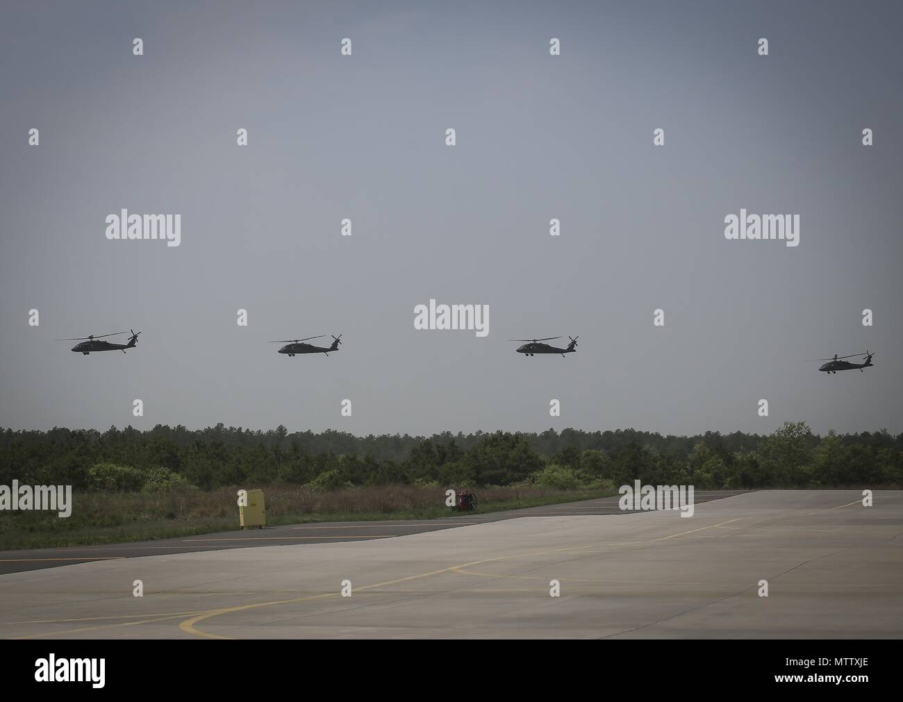 New Jersey esercito nazionale Guard UH-60L Black Hawk elicotteri da il primo elicottero d'assalto battaglione, 150° Reggimento aviazione sollevare per un volo a base comuneGuire-Dix Mc-Lakehurst, N.J. Il 15 maggio 2018, 15 maggio 2018. (U.S. Air National Guard foto di Master Sgt. Matt Hecht). () Foto Stock