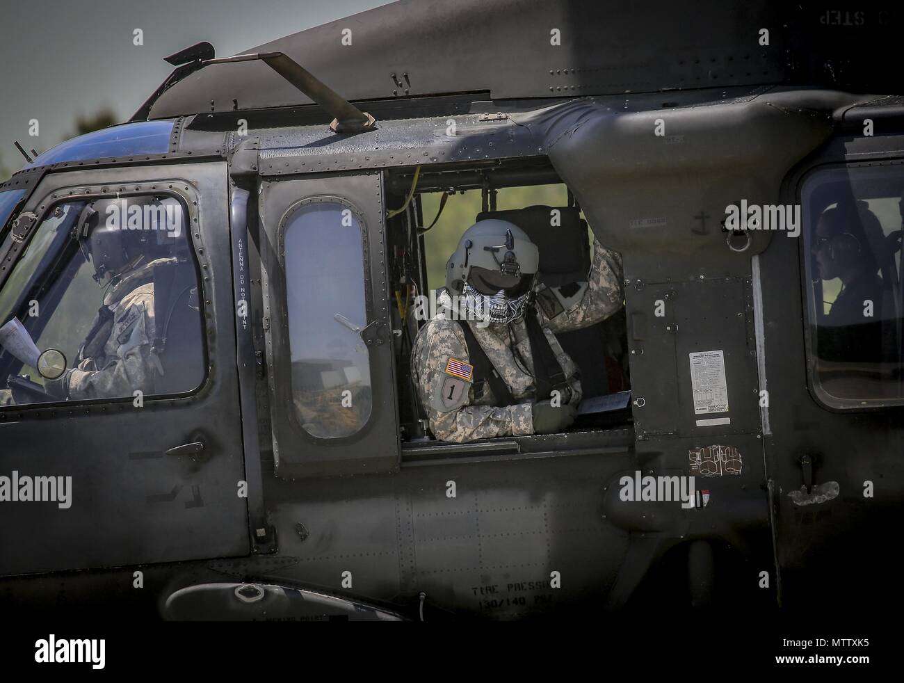 New Jersey esercito nazionale del personale di guardia Sgt. Giovanni Panepinto, un UH-60L Black Hawk elicottero capo equipaggio dal primo elicottero d'assalto battaglione, 150° Reggimento aviazione siede nell'artigliare il sedile per un volo a base comuneGuire-Dix Mc-Lakehurst, N.J. Il 15 maggio 2018, 15 maggio 2018. (U.S. Air National Guard foto di Master Sgt. Matt Hecht). () Foto Stock