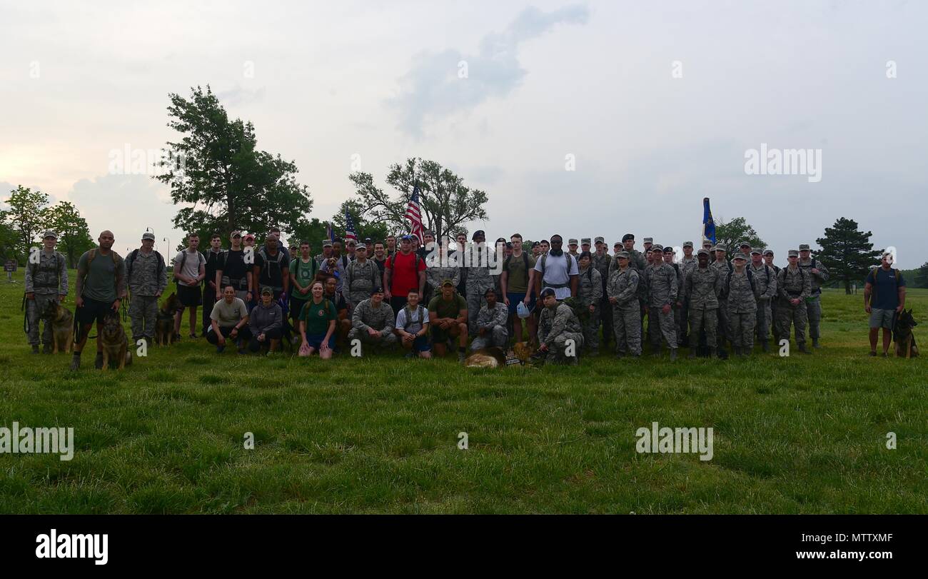 Membri del team di McConnell posano per una foto Maggio 16, 2018 a Krueger Outdoor via su McConnell Air Force Base, Kansas, 16 maggio 2018. I deputati si sono riuniti in mattinata per iniziare un ruck marzo in onore dei caduti delle forze di sicurezza e Ufficio di Investigazioni Speciali fratelli durante la Polizia Nazionale settimana. (U.S. Air Force da Airman 1. Classe Alan Ricker). () Foto Stock