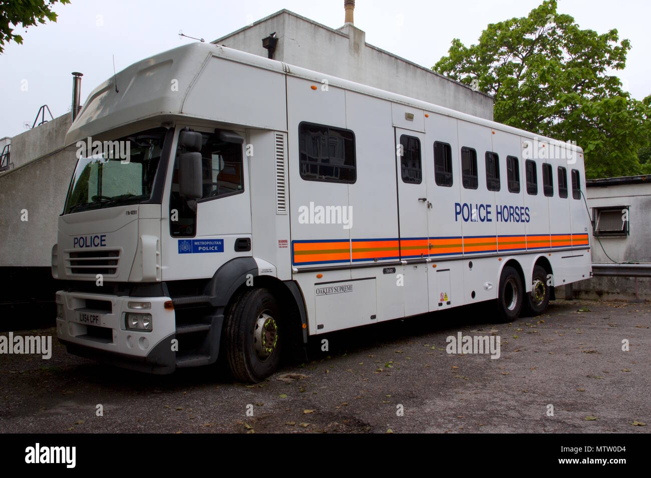 Una polizia parcheggiata van per cavalli della polizia a prua a una stazione di polizia maneggio a Londra Foto Stock
