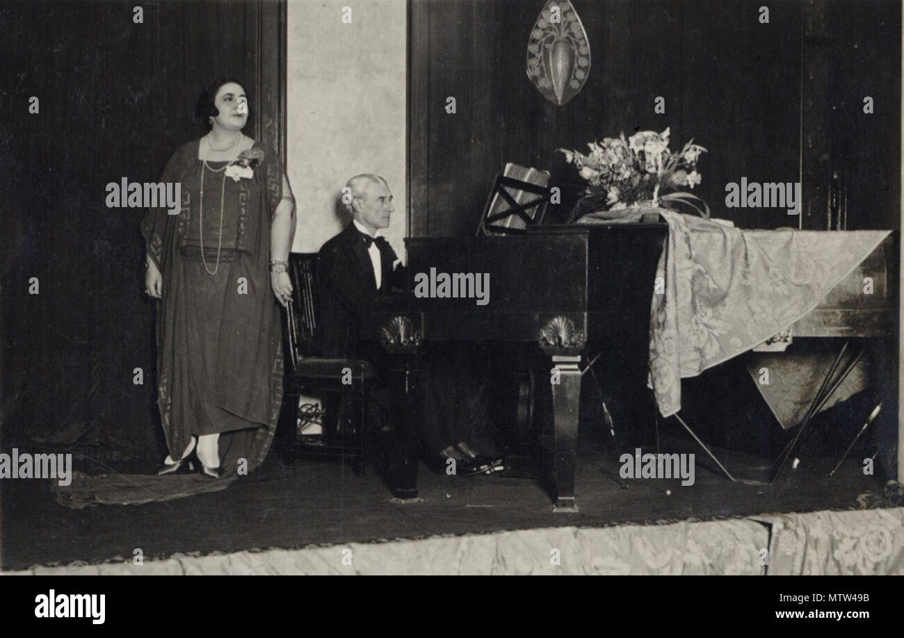 . Français : Maurice Ravel au piano accompagnant la soprano russo-américaine Nina Koshetz (aka Kochitz). Photographie prise en janvier 1928 sur le bateau vers les Etats-Unis, durant la tournée américaine de Ravel. Inglese: Maurice Ravel al pianoforte, che accompagna il Russo-american soprano Nina Koshetz. Foto scattata nel gennaio 1928 a bordo della barca per gli Stati Uniti, durante il Ravel tour americano. Gennaio 1928. Sconosciuto 446 Nina Koshetz e Maurice Ravel, Gennaio 1928 Foto Stock