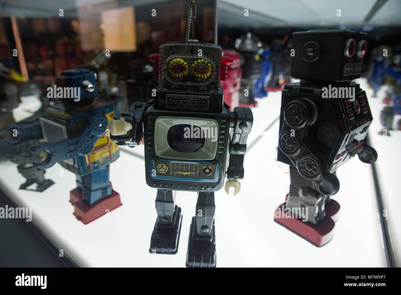 Robot giocattolo in esposizione Foto Stock