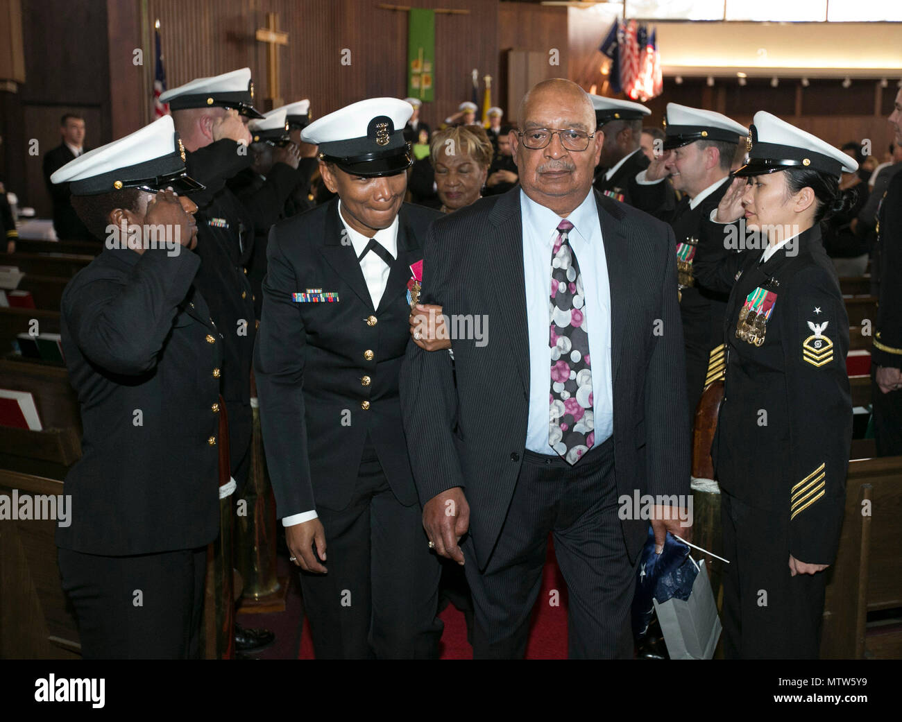 170118-N-ES994-143 Arlington, Virginia (GEN. 18, 2017) Flotta Master Chief per Manpower, Personale, Formazione e istruzione (MPT&E) Aprile Beldo si ritira in una cerimonia presso il Fort Meyer Memorial Chapel in Arlington, Virginia Beldo servito più di 33 anni nella Marina Militare. (U.S. Foto di Marina di Massa Communications Specialist Chief Elliott Fabrizio/rilasciato) Foto Stock