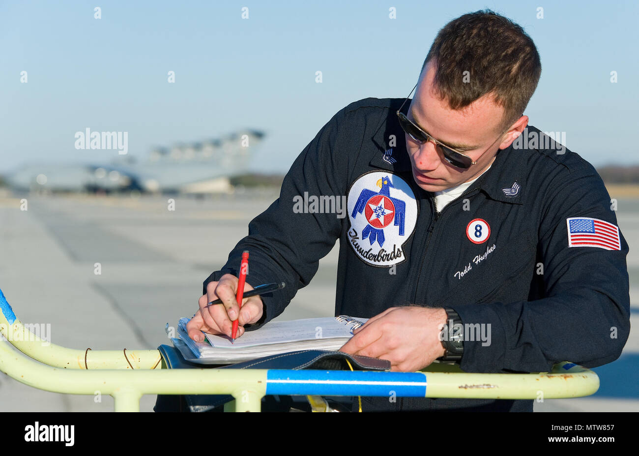 Il personale Sgt. Todd Hughes, Tactical Aircraft manutentore, recensioni l'aeromobile costituisce per Thunderbird 8, un F-16 Fighting Falcon, prima di uscire a gennaio 25, 2017, alla Dover Air Force Base, Del. Hughes ha assicurato il velivolo fosse pronto per il successivo pianificato sortie a Pittsburgh, Pa. (U.S. Air Force Foto di Roland Balik) Foto Stock