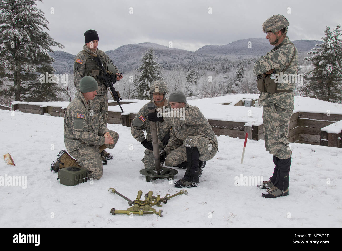 Stati Uniti Army Sgt. Ned Davis, assegnati alla sede del Quartier Generale Company, 3° Battaglione, 172nd Reggimento di Fanteria, 86a brigata di fanteria combattere Team (montagna), Vermont Guardia nazionale, spiega il 60 mm sistema di malta per Air Force Il Mag. Gen. Steven Cray, aiutante generale, a Camp Ethan Allen Sito di formazione, Gerico, Vt., 25 gennaio, 2017. Cray visitato dai soldati durante il loro inverno formazione annuale. (U.S. Esercito nazionale Guard foto di Spc. Avery Cunningham) Foto Stock