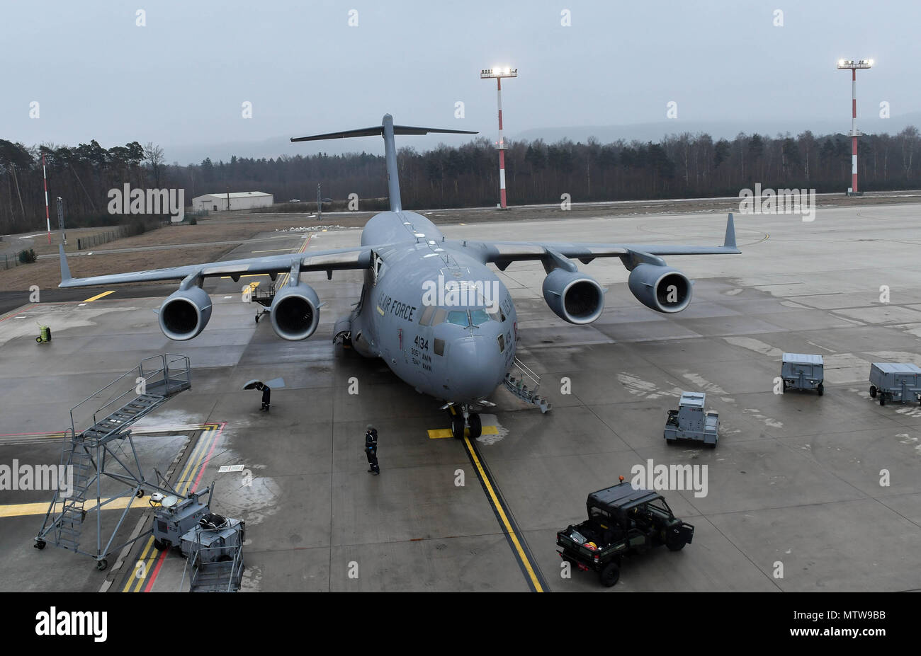 Avieri assegnato all'721st Manutenzione aeromobili squadrone di lavoro su un C-17 Globemaster III a Ramstein Air Base, Germania, gennaio 24, 2017. Il aviatori sostituito un pannello al di sotto di una delle ali del velivolo. In un fine settimana la 721st AMXS sono responsabili di più missioni rispetto a tutte le altre squadre in Europa e sul Pacifico maniglia comandi in un mese combinati. (U.S. Air Force foto di Senior Airman Tryphena Mayhugh) Foto Stock