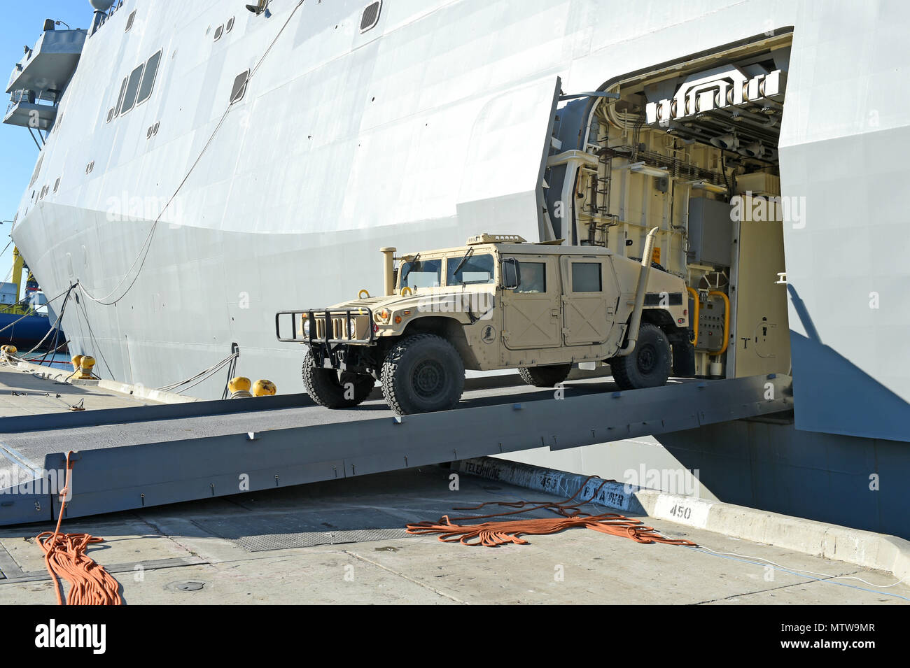 170126-N-DH124-176 PORT HUENEME, California (Gen. 26, 2017) - Un Seabee assegnato alla Naval Mobile Battaglione di costruzione (NMCB) 4, aziona un Humvee fuori il trasporto anfibio dock nave USS San Diego (LPD 22) durante il caricamento di esercizio (LOADEX), 26 genn. Il LOADEX è progettato per la formazione di marinai con risposta rapida funzionalità per supportare gli sforzi di recupero e di assistere le autorità locali seguenti catastrofi naturali e provocate dall'uomo. (U.S. Foto di Marina di Massa lo specialista di comunicazione 1a classe Rosalie Chang/rilasciato) Foto Stock