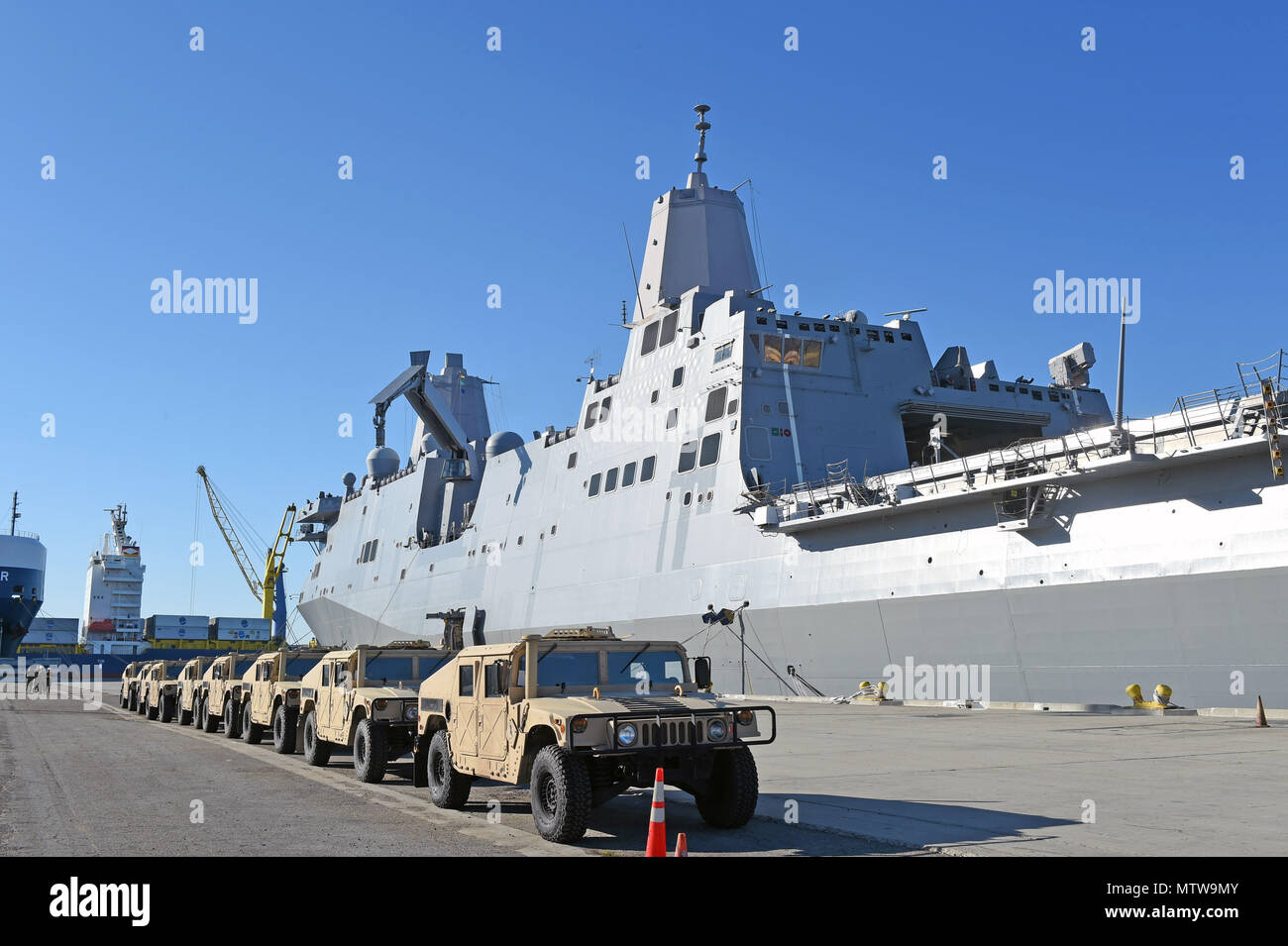 170126-N-DH124-210 PORT HUENEME, California (Gen. 26, 2017) - Seabees assegnato alla Naval Mobile Battaglione di costruzione (NMCB) 4 park otto humvees sulla base navale Ventura County Port Hueneme pier accanto al trasporto anfibio dock nave USS San Diego (LPD 22) dopo aver completato il caricamento di esercizio (LOADEX), 26 genn. Il LOADEX è progettato per la formazione di marinai con risposta rapida funzionalità per supportare gli sforzi di recupero e di assistere le autorità locali seguenti catastrofi naturali e provocate dall'uomo. (U.S. Foto di Marina di Massa lo specialista di comunicazione 1a classe Rosalie Chang/rilasciato) Foto Stock