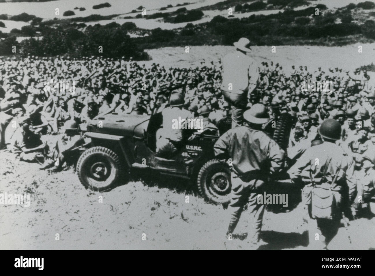 MGen Giuseppe Fegan, CG, Camp Pendleton, parla di Marines all'arrivo a Camp Pendleton dal Camp Elliott (San Diego, CA) - Settembre 1942 Foto Stock