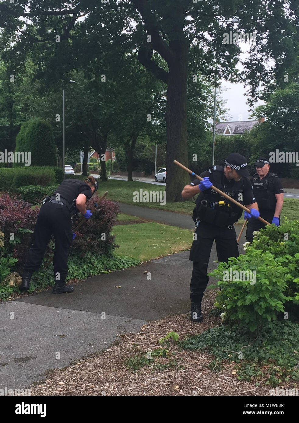 West Midlands funzionari di polizia di effettuare ricerche di scena vicino a dove un 15-anno-vecchio ragazzo era fatalmente pugnalato a Wolverhampton. Foto Stock