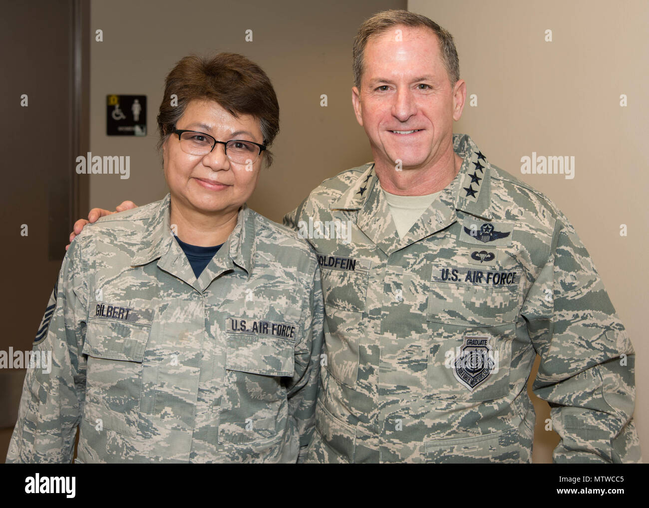 Air Force capo del personale gen. David L. Goldfein e Senior Master Sgt. Elizabeth Gilbert, 136Airlift Wing Public Affairs sovrintendente, Texas Air National Guard, posano per una foto durante la sua visita alla Naval Air Station Fort Worth Joint Reserve Base, Texas, 29 gennaio, 2017. Gilbert fu coniato per i suoi 40 anni di servizio nella Air Force e lifetime achievement award negli affari pubblici. (Air National Guard foto di Senior Airman De'Jon Williams) Foto Stock