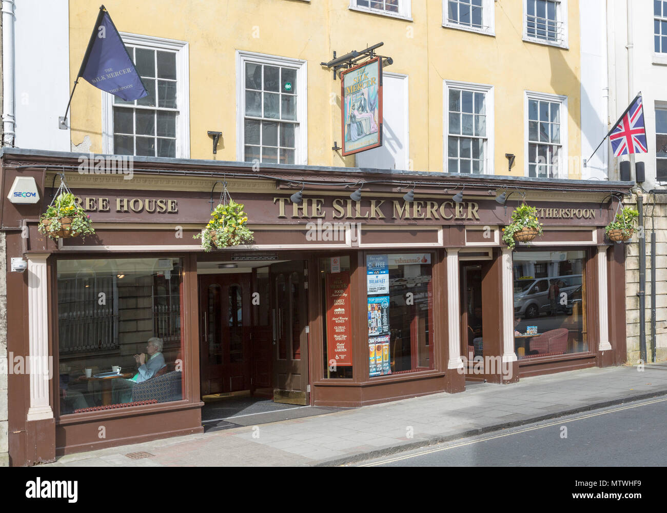 La seta Mercer, Wetherspoon pub di St Johns Street, Devizes, Wiltshire, Inghilterra, Regno Unito Foto Stock