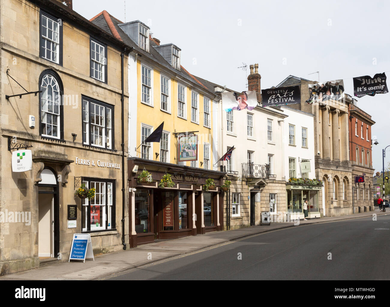 Edifici storici di St Johns Street, Devizes, Wiltshire, Inghilterra, Regno Unito - La seta Mercer, pub Wetherspoons Foto Stock