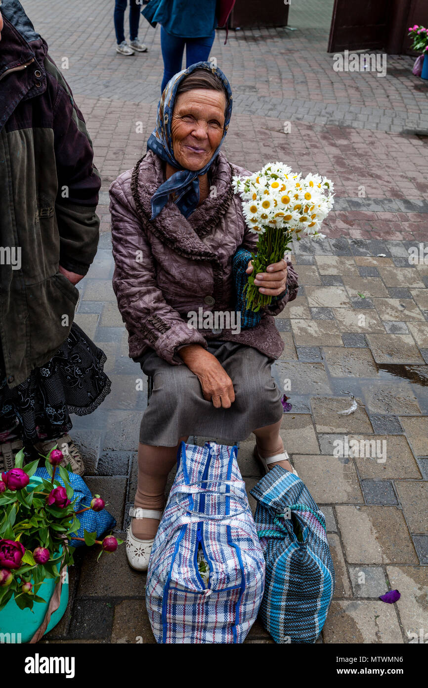 Una donna che vendono fiori al di fuori di Kiev stazione ferroviaria, Kiev, Ucraina Foto Stock