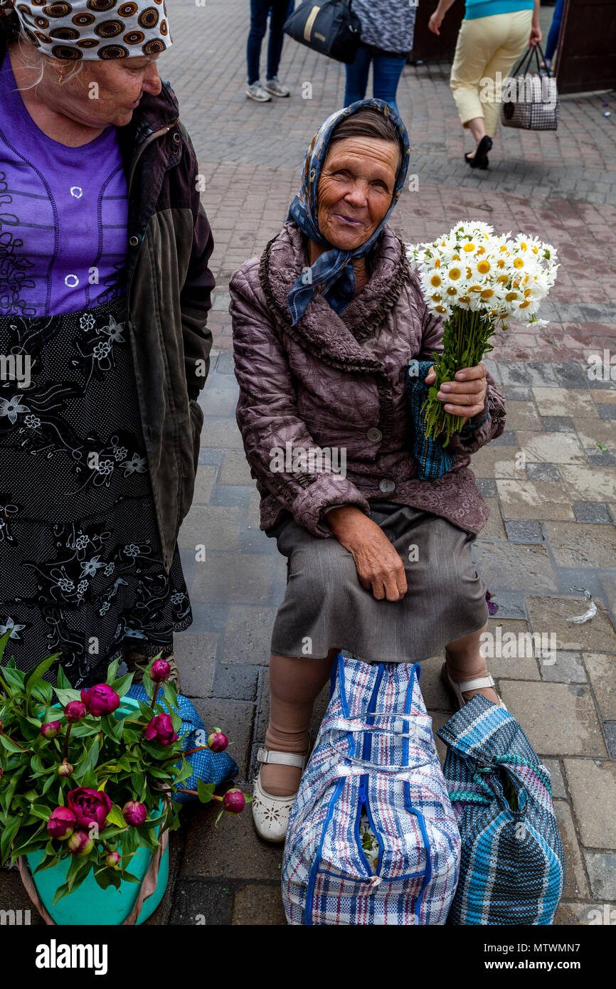 Una donna che vendono fiori al di fuori di Kiev stazione ferroviaria, Kiev, Ucraina Foto Stock