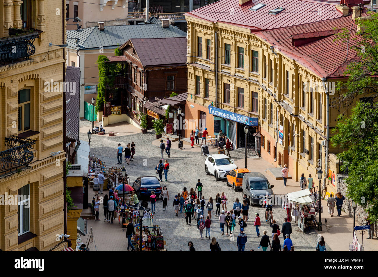 Una vista verso il basso la Andriyivskyy discesa dalla chiesa di St Andrew; Kiev, Ucraina Foto Stock