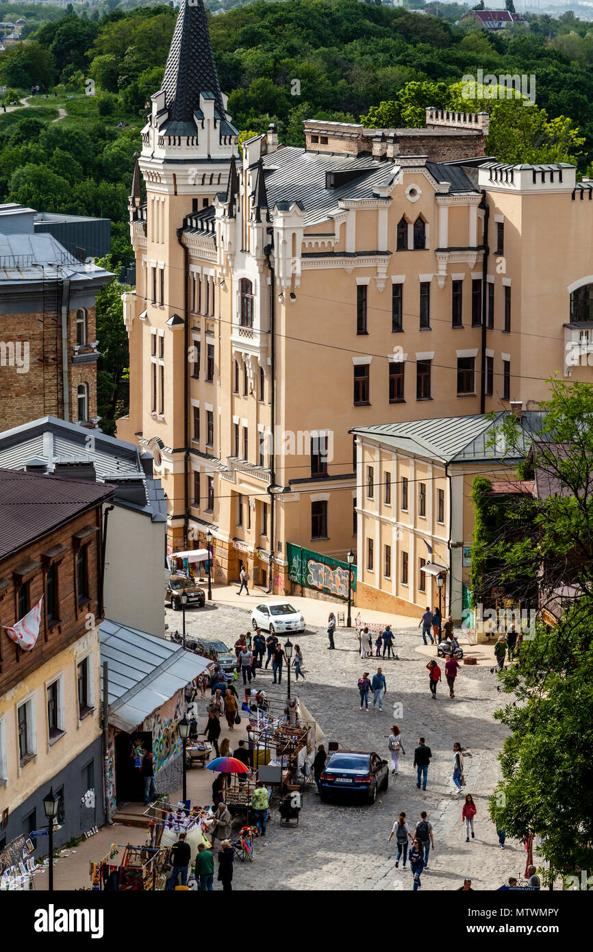 Una vista verso il basso la Andriyivskyy discesa dalla chiesa di St Andrew; Kiev, Ucraina Foto Stock