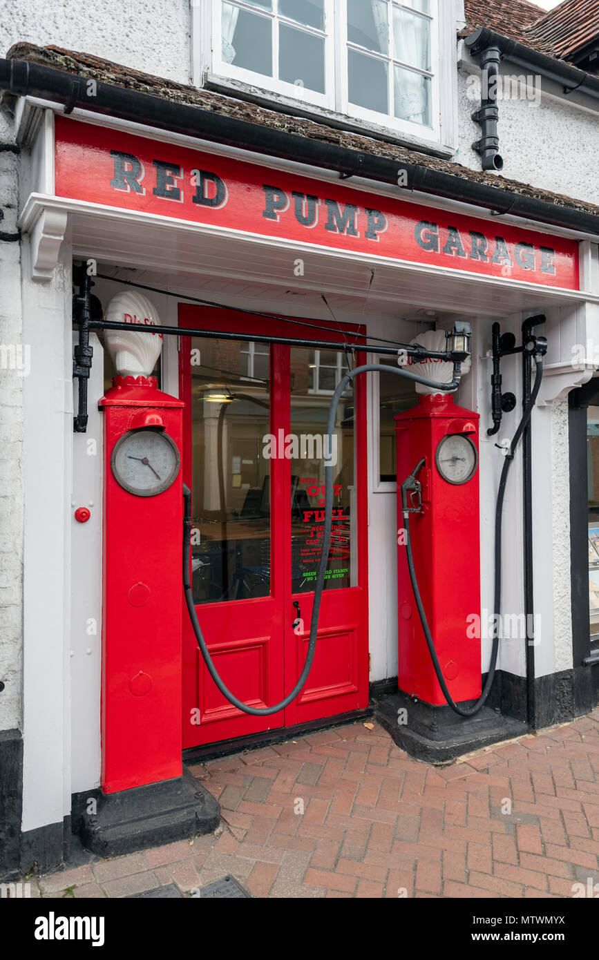 Pompa rosso garage in Great missenden, featured in Roald Dahl prenota Foto Stock