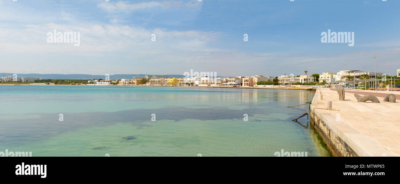 Panorama del Porto con cityview di Torre Canne Fasano, nel sud Italia Foto Stock