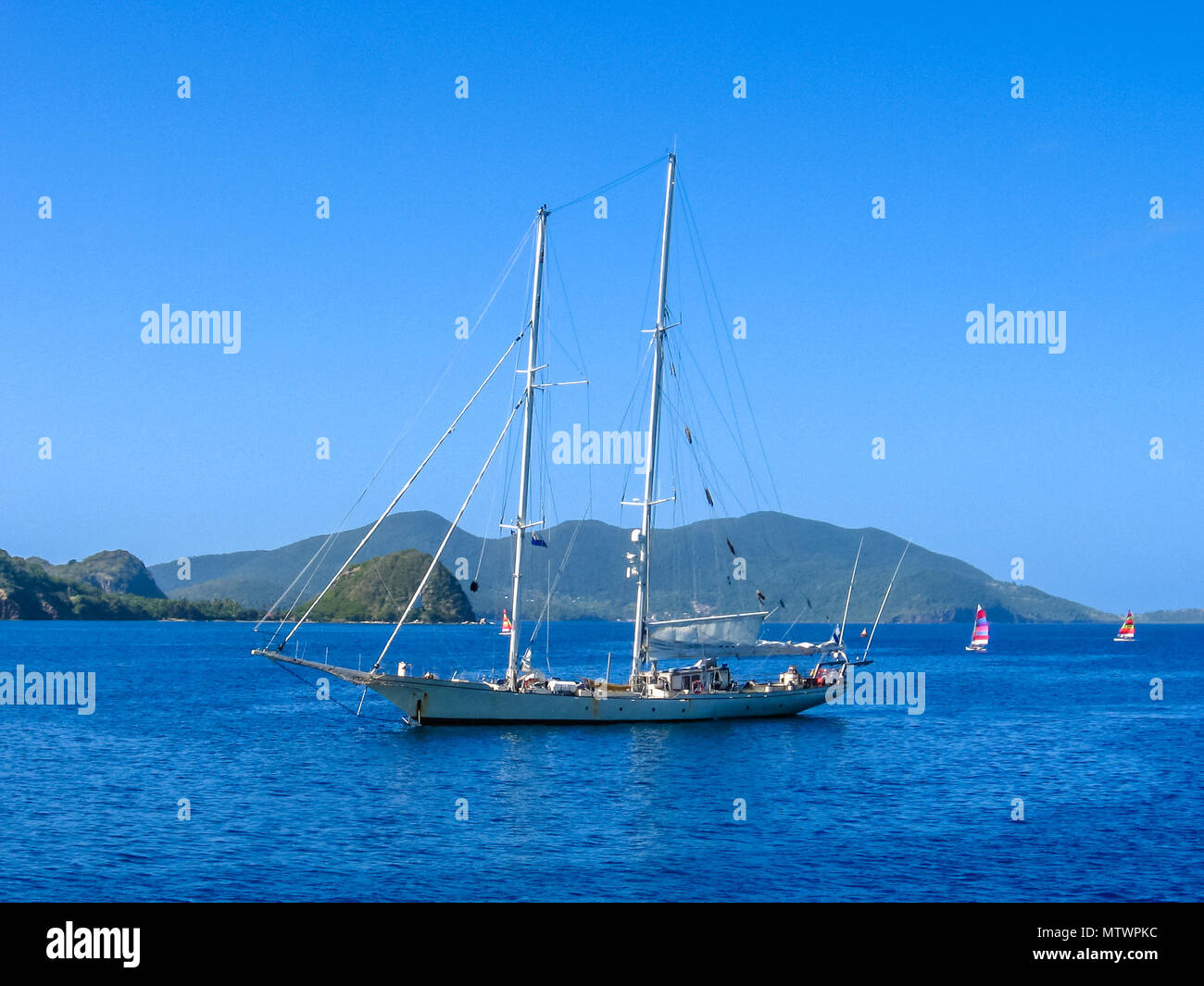 Barca a vela naviga in acque dell'Arcipelago di Les Saintes, Guadalupa nel blu del mare dei Caraibi. Foto Stock