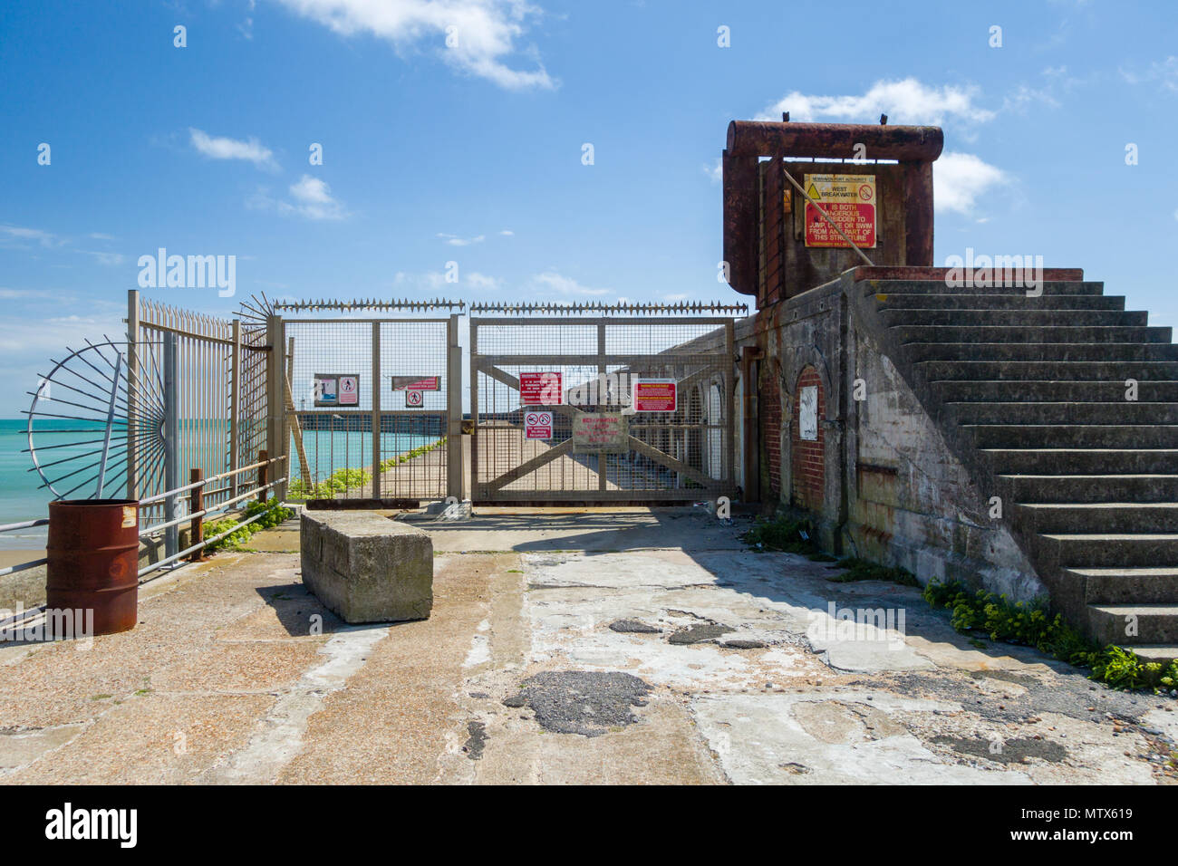 West breakwater a Newhaven in East Sussex, Inghilterra ora chiuso ai pedoni con filo di rasoio e cancelli di metallo installati dall'autorità portuale. Foto Stock