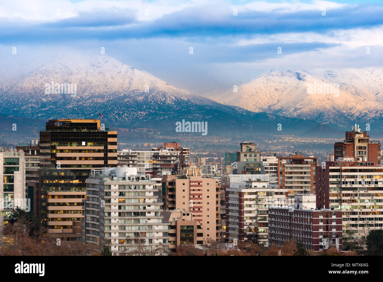 Edifici al quartiere Providencia con Los Andes Mountains nella parte posteriore, Providencia, Santiago de Cile Foto Stock