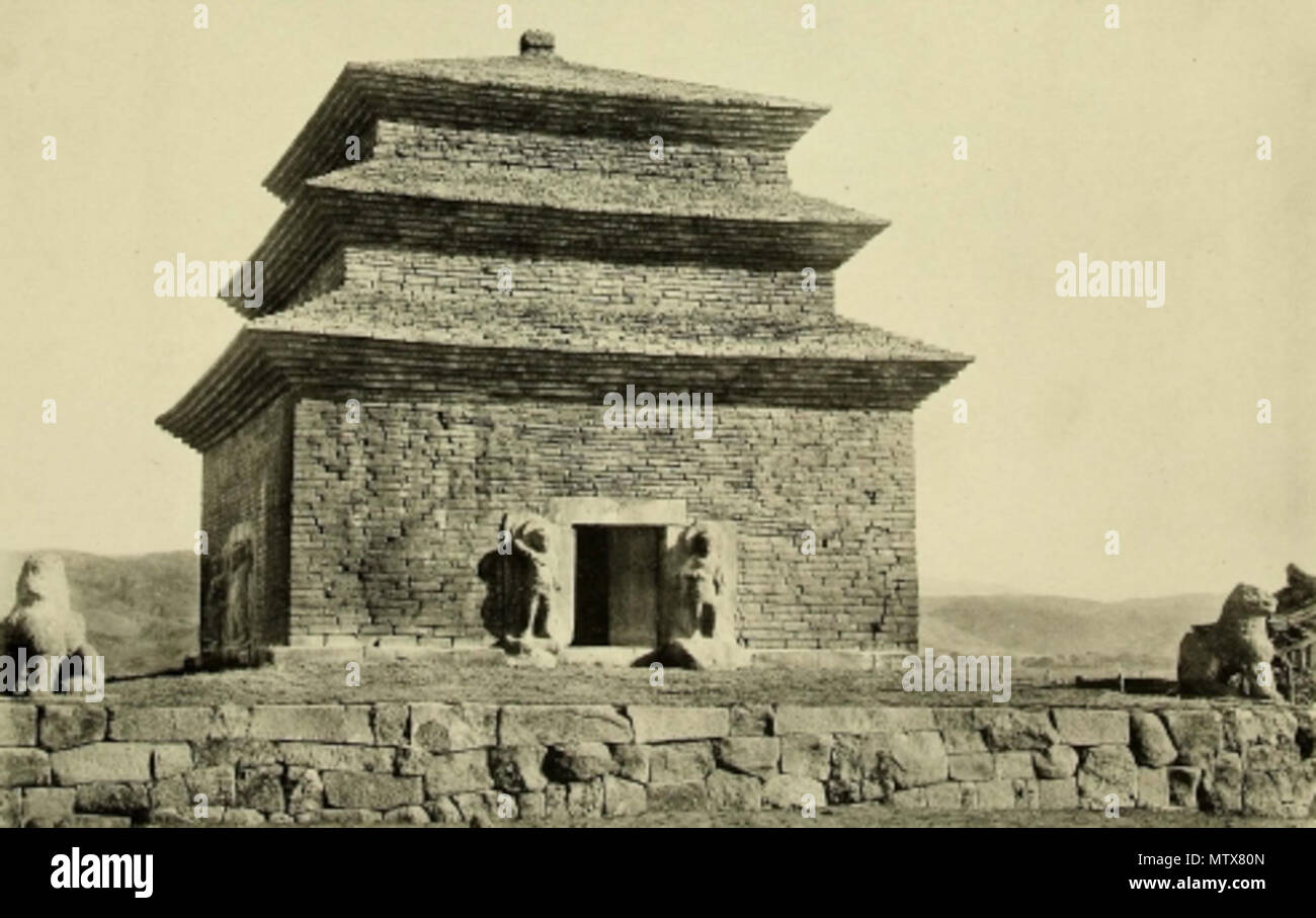 . Inglese: vecchia foto della Pagoda Bunhwangsa(sotto la regola giapponese ) 한국어: 조선고적도보에 실린 분황사 모전석탑의 일제 강점기 모습 . 1916. 朝鮮總督府 454 vecchia foto della Pagoda Bunhwangsa Foto Stock