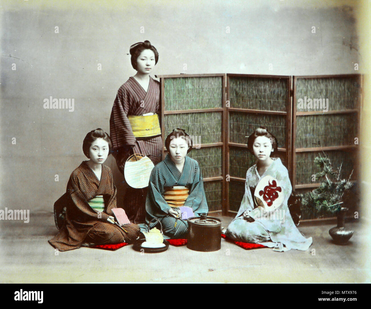 . Français : Photographies peintes du Japon datant d'avant 1886, d'aprés une nota marqué sur le livret contenant les photos. Auteur présumé des photos originales: Adolfo Farsari. Inglese: fotografia dipinta dal Giappone, risalenti a prima del 1886, secondo una nota scritta sull'album contenente le fotografie. Presunto autore della foto originale: Adolfo Farsari. prima del 1886. Adolfo Farsari (1841 - 1898) fotografie HDR da Esby (PARLA) 309 Japon-1886-16 Foto Stock