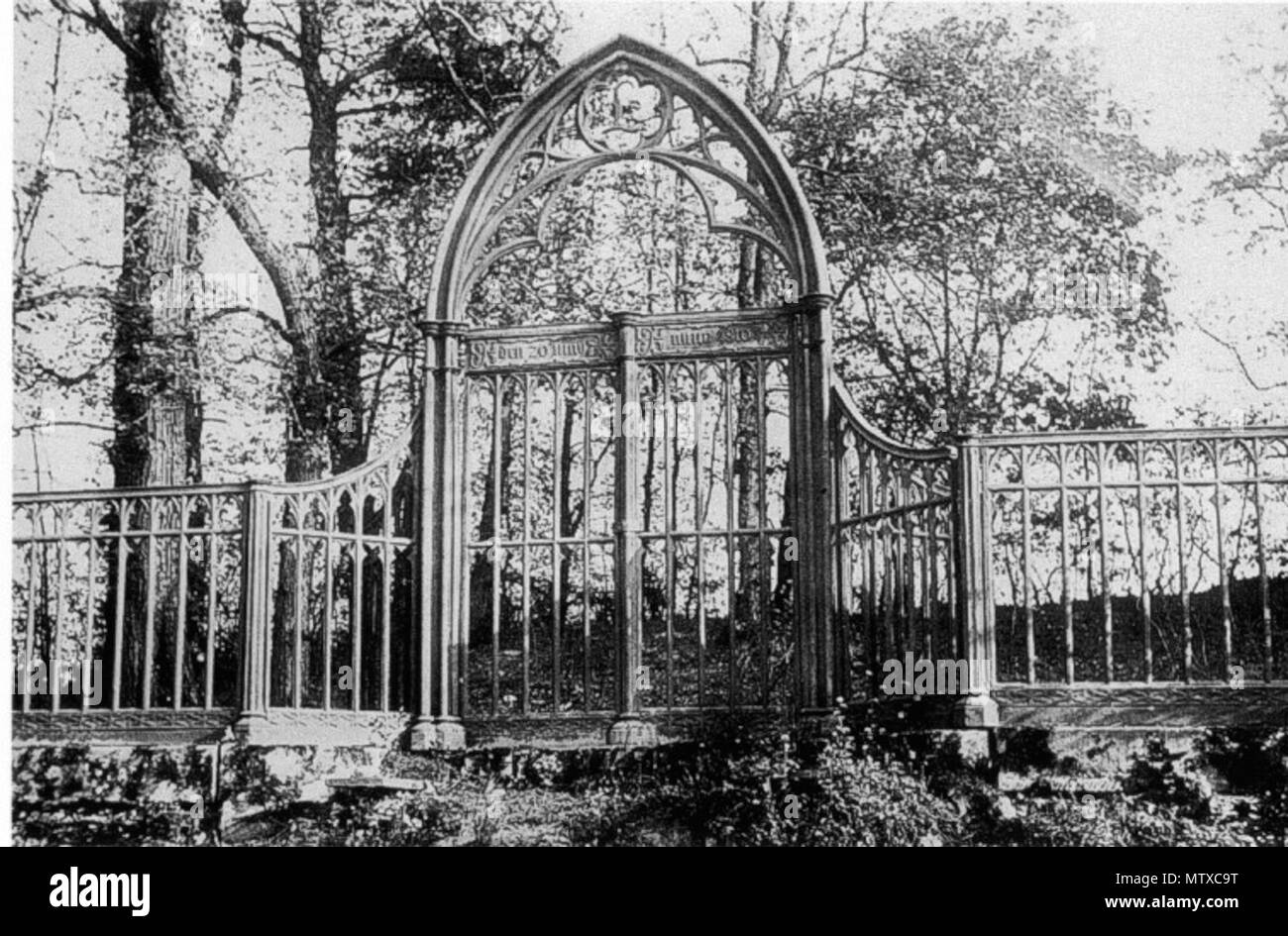 . Il cosiddetto "Luisenpforte', un monumento per Queen Luise della Prussia nel parco di Paretz vicino a Potsdam, Germania. Distrutto 1920. circa 1900. Anonimo 467 Paretz Luisenpforte Foto Stock