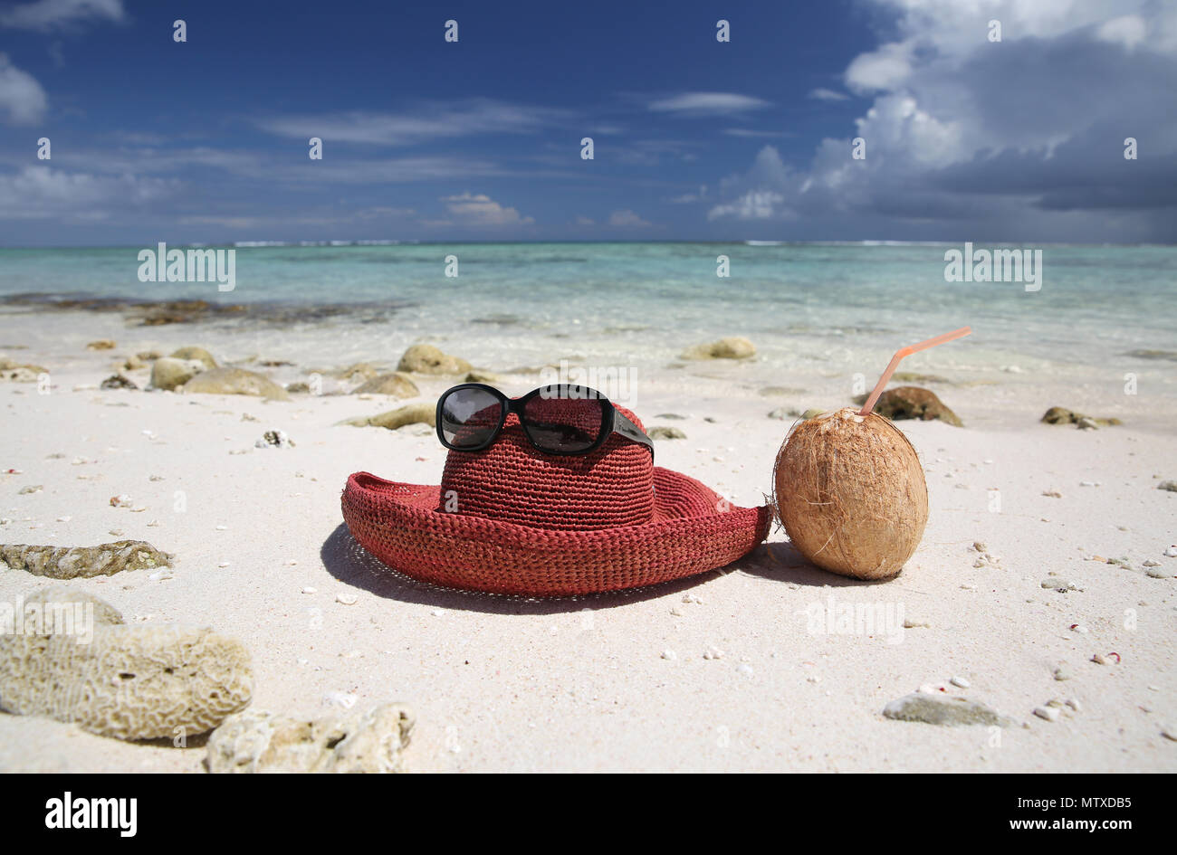 Estate hat e noce di cocco sulla spiaggia sabbiosa tropicale, l'isola di Christmas, Kiribati Foto Stock