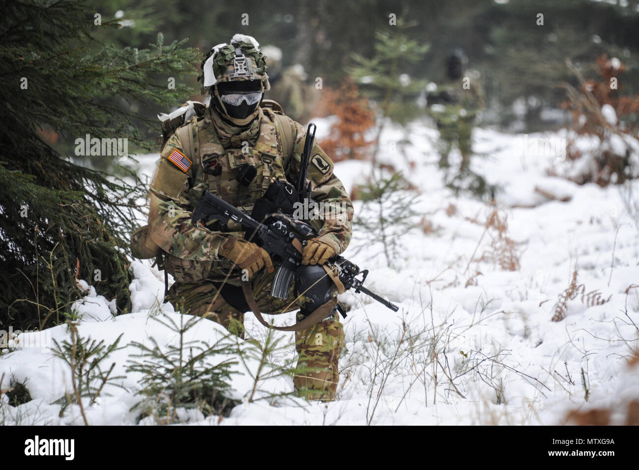 Un paracadutista statunitense, assegnato alla sede centrale e sede società, 2° Battaglione, 503rd Reggimento di Fanteria, 173rd Brigata Aerea, tira la sicurezza al settimo Esercito di formazione del comando di Grafenwoehr Area Formazione, Germania, gennaio 28, 2017. Il 173rd Brigata aerea è l'U.S. Dell'esercito di risposta di emergenza forza in Europa, fornendo la rapida distribuzione delle forze per gli Stati Uniti Esercito in Europa, Africa e comando centrale aree di responsabilità entro 18 ore. La Brigata treni regolarmente al fianco di alleati e partner della NATO di costruire relazioni più solide e rafforzare l alleanza. (U.S. Foto dell'esercito da Visual Foto Stock