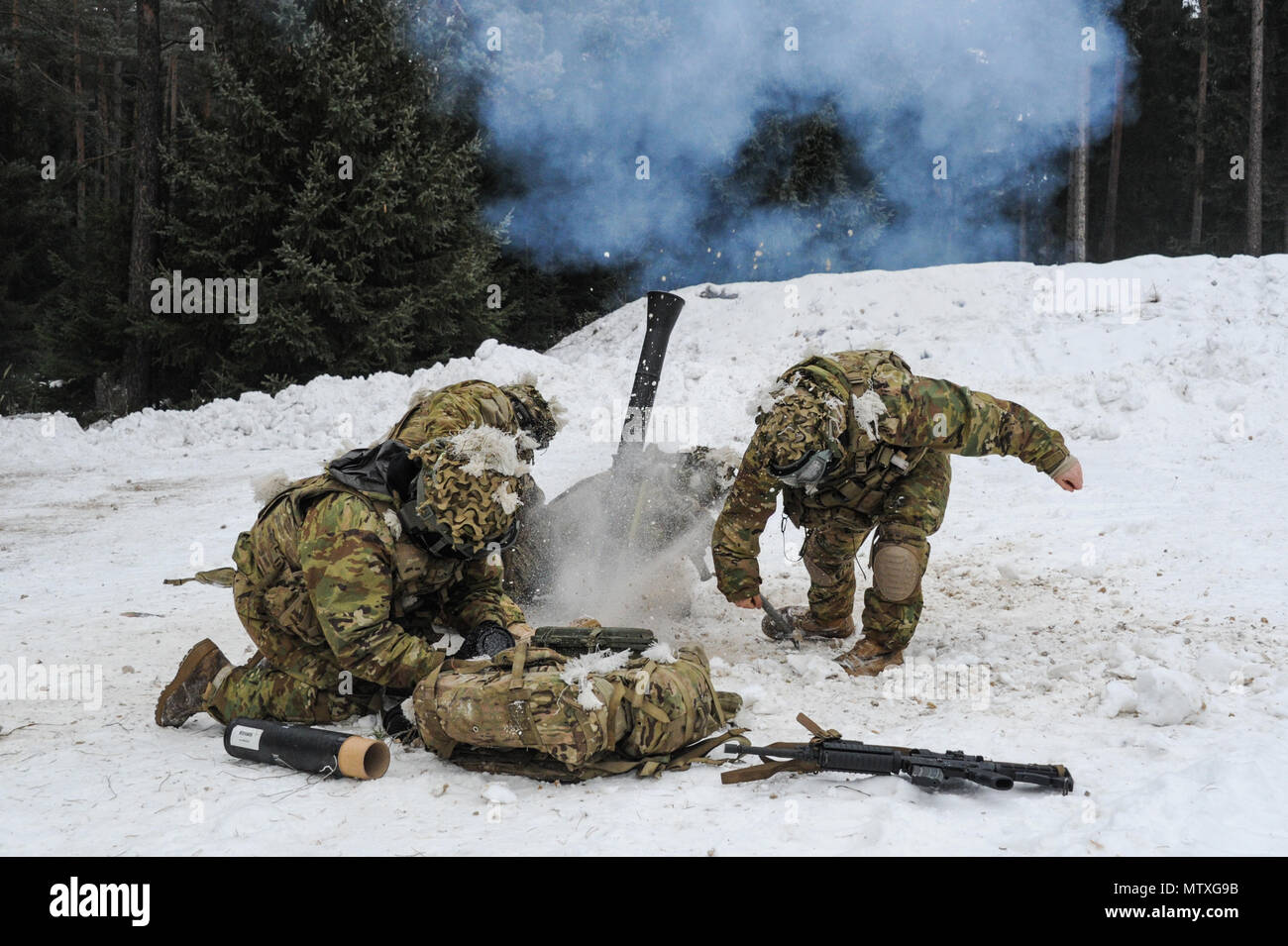 U.S. paracadutisti, assegnato alla sede centrale e sede società, 2° Battaglione, 503rd Reggimento di Fanteria, 173rd Airborne vigili del fuoco, un 81mm sistema di Malta al settimo Esercito di formazione del comando di Grafenwoehr Area Formazione, Germania, gennaio 28, 2017. Il 173rd Brigata aerea è l'U.S. Dell'esercito di risposta di emergenza forza in Europa, fornendo la rapida distribuzione delle forze per gli Stati Uniti Esercito in Europa, Africa e comando centrale aree di responsabilità entro 18 ore. La Brigata treni regolarmente al fianco di alleati e partner della NATO di costruire relazioni più solide e rafforzare l alleanza. (U.S. Foto dell'esercito Foto Stock