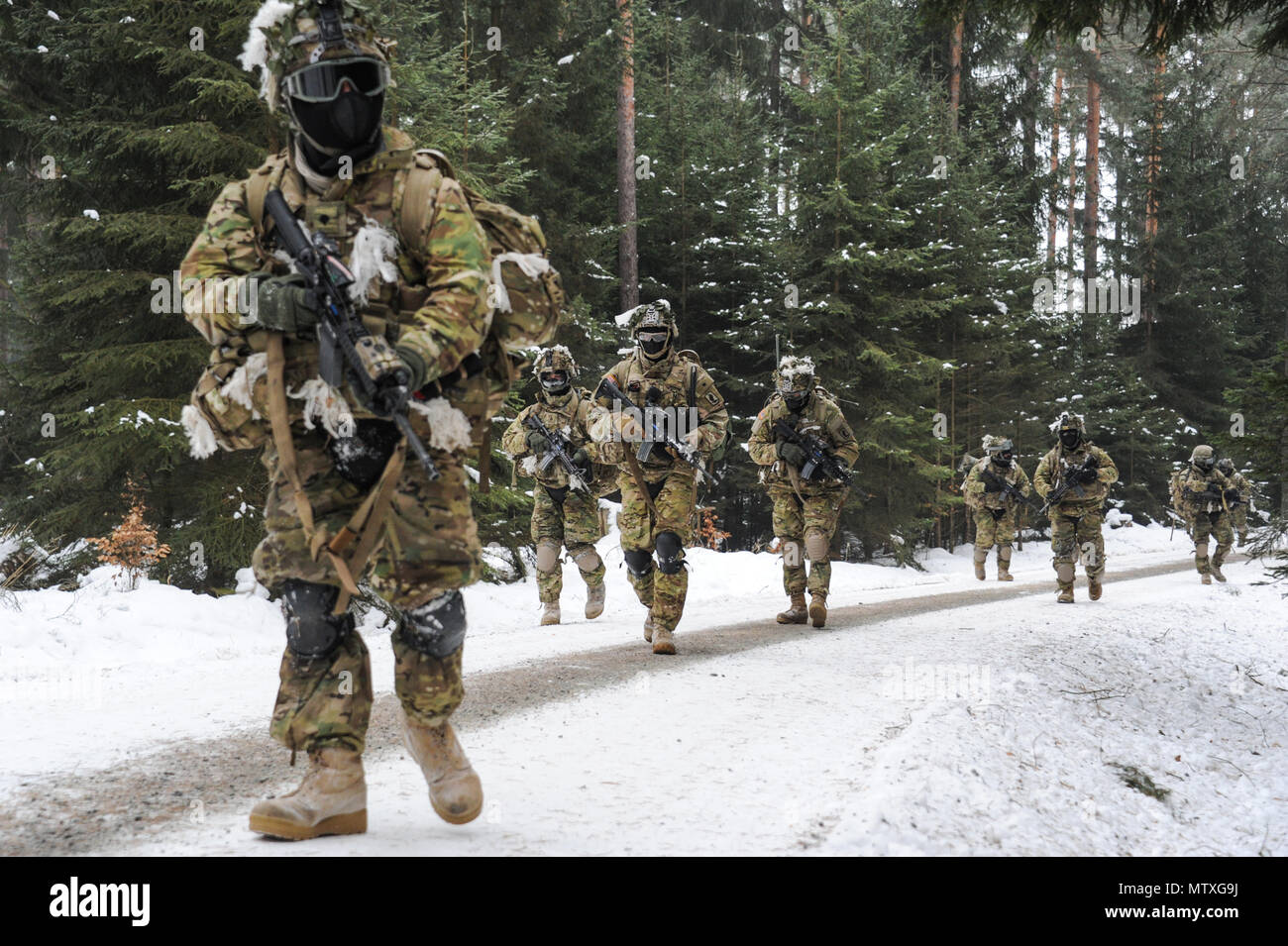 U.S. paracadutisti, assegnato alla sede centrale e sede società, 2° Battaglione, 503rd Reggimento di Fanteria, 173rd Brigata Aerea, condurre una pattuglia di piede al settimo Esercito di formazione del comando di Grafenwoehr Area Formazione, Germania, gennaio 28, 2017. Il 173rd Brigata aerea è l'U.S. Dell'esercito di risposta di emergenza forza in Europa, fornendo la rapida distribuzione delle forze per gli Stati Uniti Esercito in Europa, Africa e comando centrale aree di responsabilità entro 18 ore. La Brigata treni regolarmente al fianco di alleati e partner della NATO di costruire relazioni più solide e rafforzare l alleanza. (U.S. Esercito foto di V Foto Stock