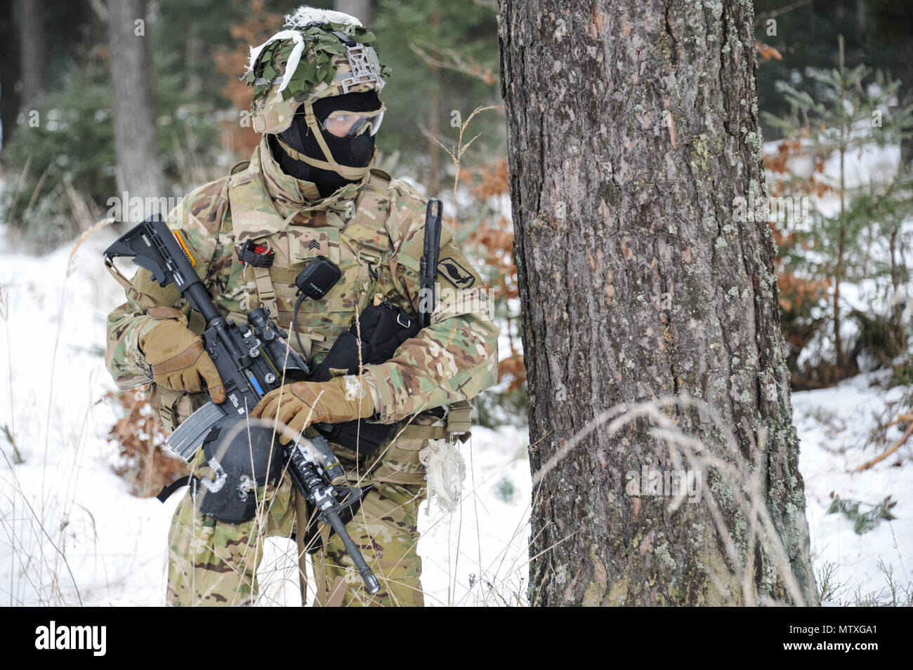 Un paracadutista statunitense, assegnato alla sede centrale e sede società, 2° Battaglione, 503rd Reggimento di Fanteria, 173rd Brigata Aerea, prende un ginocchio durante una pattuglia di piede al settimo Esercito di formazione del comando di Grafenwoehr Area Formazione, Germania, gennaio 28, 2017. Il 173rd Brigata aerea è l'U.S. Dell'esercito di risposta di emergenza forza in Europa, fornendo la rapida distribuzione delle forze per gli Stati Uniti Esercito in Europa, Africa e comando centrale aree di responsabilità entro 18 ore. La Brigata treni regolarmente al fianco di alleati e partner della NATO di costruire relazioni più solide e rafforzare l alleanza. (U.S. Ar Foto Stock