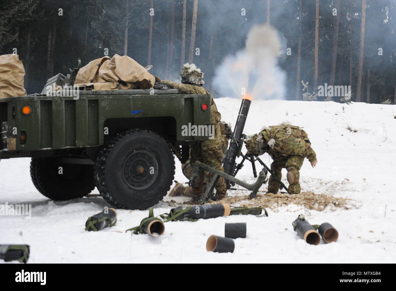 U.S. paracadutisti, assegnato alla sede centrale e sede società, 2° Battaglione, 503rd Reggimento di Fanteria, 173rd Airborne vigili del fuoco, un 120mm sistema di Malta al settimo Esercito di formazione del comando di Grafenwoehr Area Formazione, Germania, gennaio 28, 2017. Il 173rd Brigata aerea è l'U.S. Dell'esercito di risposta di emergenza forza in Europa, fornendo la rapida distribuzione delle forze per gli Stati Uniti Esercito in Europa, Africa e comando centrale aree di responsabilità entro 18 ore. La Brigata treni regolarmente al fianco di alleati e partner della NATO di costruire relazioni più solide e rafforzare l alleanza. (U.S. Foto dell'esercito Foto Stock