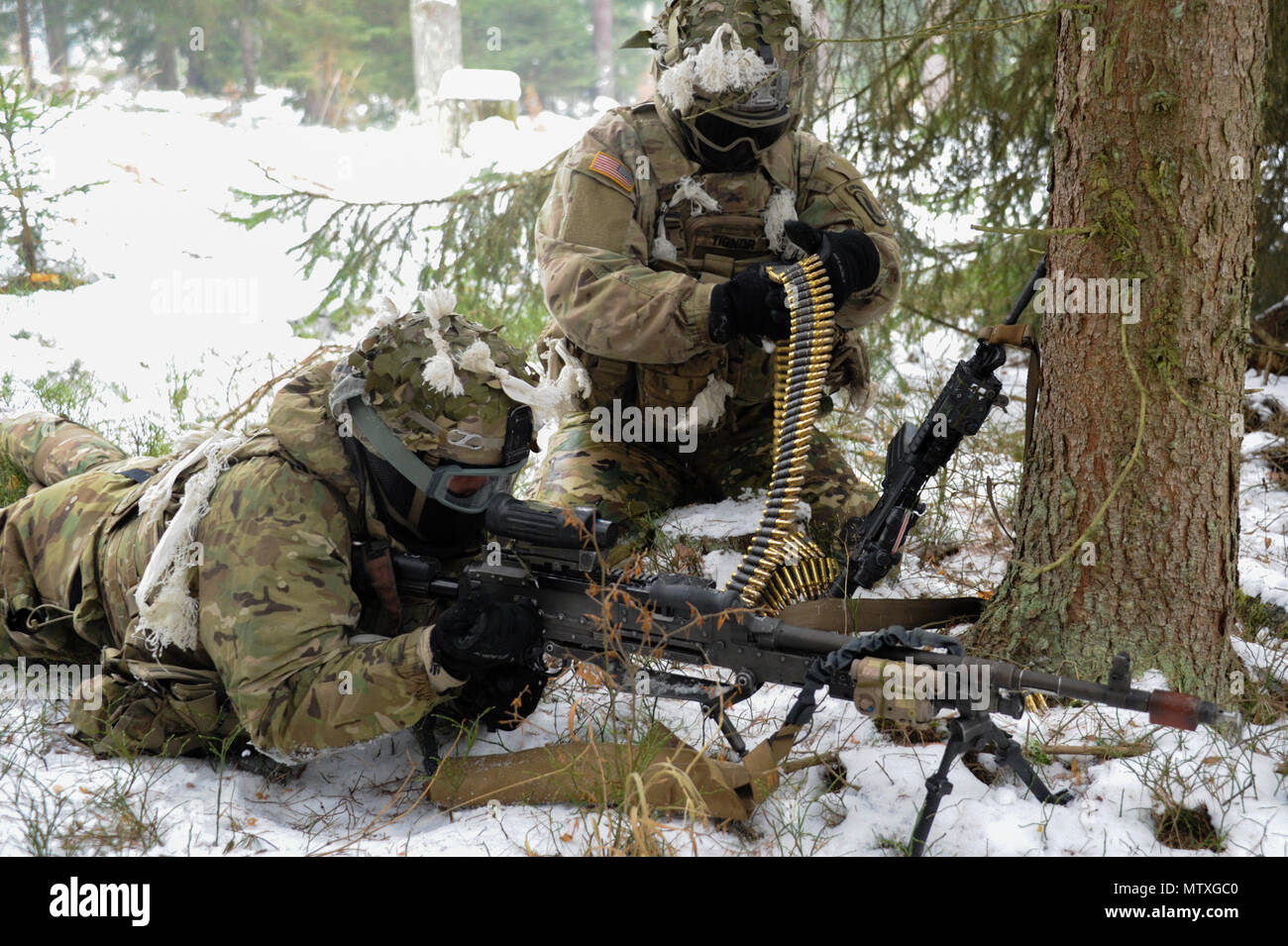 U.S. paracadutisti, assegnato alla sede centrale e sede società, 2° Battaglione, 503rd Reggimento di Fanteria, 173rd Brigata Aerea, caricare un M240L mitragliatrice al settimo Esercito di formazione del comando di Grafenwoehr Area Formazione, Germania, gennaio 28, 2017. Il 173rd Brigata aerea è l'U.S. Dell'esercito di risposta di emergenza forza in Europa, fornendo la rapida distribuzione delle forze per gli Stati Uniti Esercito in Europa, Africa e comando centrale aree di responsabilità entro 18 ore. La Brigata treni regolarmente al fianco di alleati e partner della NATO di costruire relazioni più solide e rafforzare l alleanza. (U.S. Foto dell'esercito Foto Stock