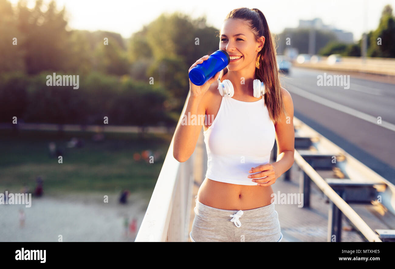 Ritratto di donna prendendo break da jogging Foto Stock