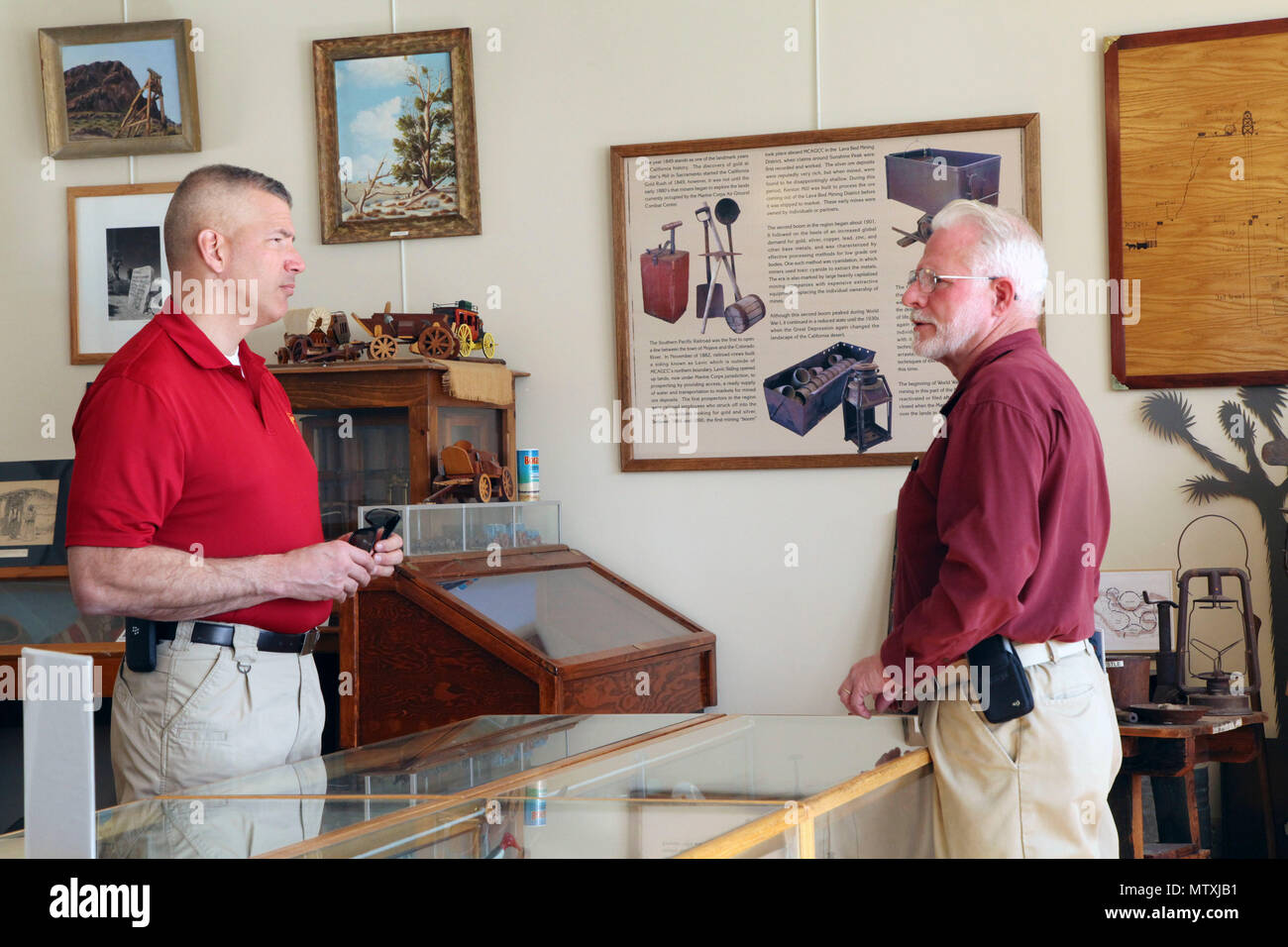 Brig. Gen. William F. Mullen III, centro di combattimento comandante generale, colloqui con ventinove Palms storica Società Presidente Les Snodgrass durante un tour del vecchio Schoolhouse Museum di ventinove Palms, California, Gennaio 31, 2017. Il generale e sua moglie hanno visitato la struttura con Sgt. Il Mag. Michael J. Hendges, centro di combattimento Sergente Maggiore; Cpl. Ben Mills, driver; Jim Ricker, centro di combattimento assistente capo del personale per il governo e gli affari esterni; e Kristina Becker, combattere Centro Affari esterni Direttore. (Gazzetta Marine Corps Foto di Kelly O'Sullivan/rilasciato) Foto Stock