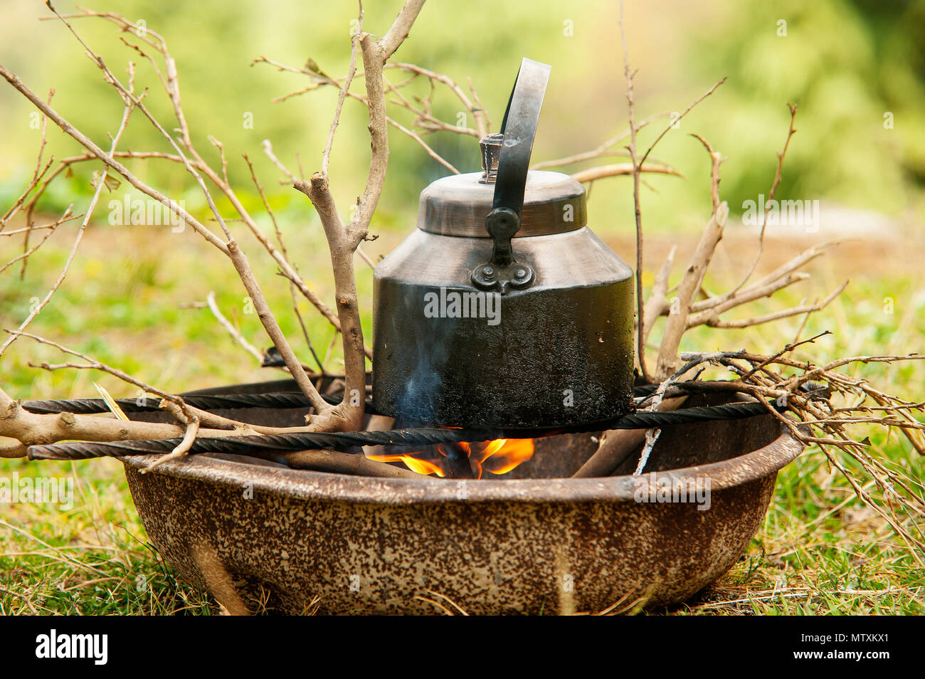 Il bollitore sul fuoco il tè, Champawatt, Kumaon Hills, Uttarakhand, India Foto Stock