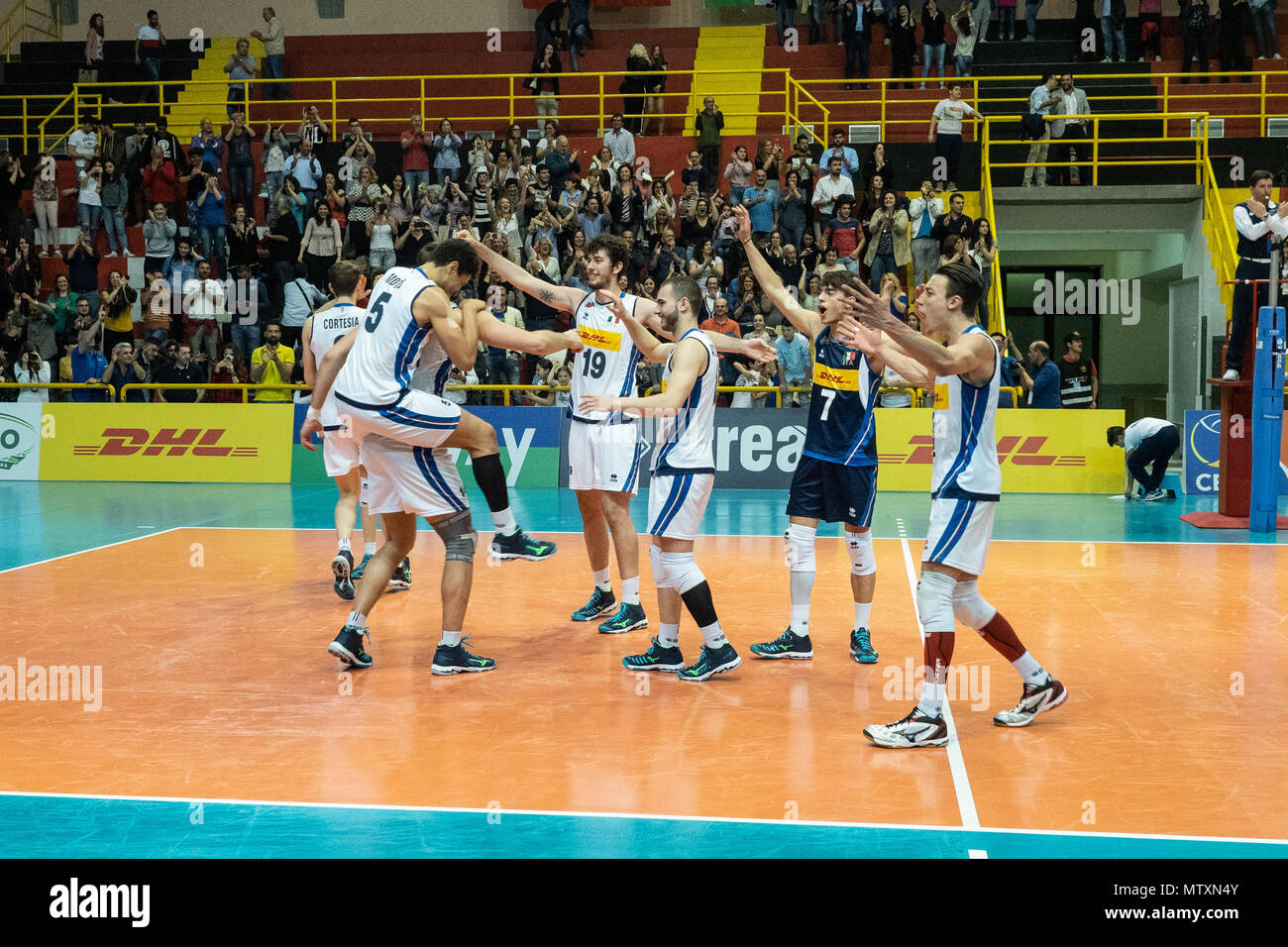 Corigliano-Rossano, la nazionale italiana celebra la vittoria del Bulgaria-Italy partita nel torneo di qualificazione per i Campionati Europei per uomini sotto 20 pallavolo. 28/04/2018, Corigliano-Rossano, Italia dove: Corigliano-Rossano, Calabria, Italia Quando: 28 Apr 2018 Credit: IPA/WENN.com * * disponibile solo per la pubblicazione in UK, USA, Germania, Austria, Svizzera** Foto Stock