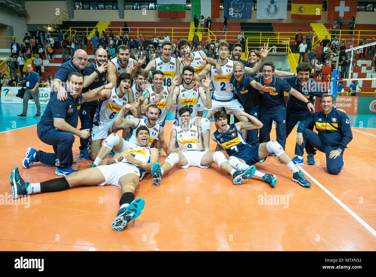 Corigliano-Rossano, la nazionale italiana celebra la vittoria del Bulgaria-Italy partita nel torneo di qualificazione per i Campionati Europei per uomini sotto 20 pallavolo. 28/04/2018, Corigliano-Rossano, Italia dove: Corigliano-Rossano, Calabria, Italia Quando: 28 Apr 2018 Credit: IPA/WENN.com * * disponibile solo per la pubblicazione in UK, USA, Germania, Austria, Svizzera** Foto Stock